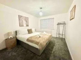 Lovely Swindon 3 Bedroom house wt parking & fenced garden