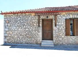 Stone house Amfikleia