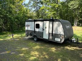 Cozy Camper Retreat on Sleepy Hollow Lake, hotel di Athens