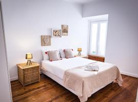 Superb 3 BR Apartment - Beachfront - Old Town Cascais, resort em Cascais