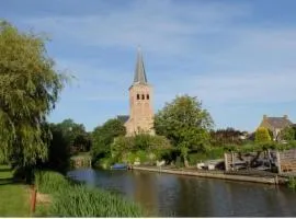 Knus houten huisje Tzummarum