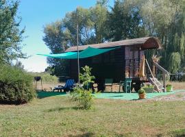 La roulotte au bord de l'étang, hotell i Larnaud