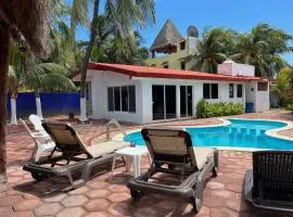Family home with private pool, Casa Palapa