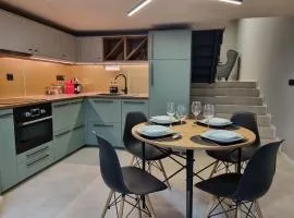 Beautiful Duplex 20 min from center