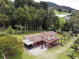 Finca Villa Isaura, Carmen del Viboral, ξενοδοχείο σε San Isidro