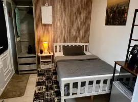 Modern studio en-suite