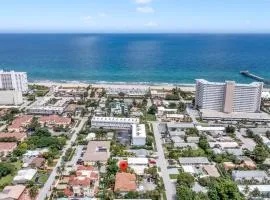 Lux 3 bedroom townhouse 1 block from the beach