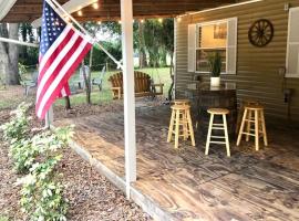 Peaceful Country Retreat, hotel em Webster