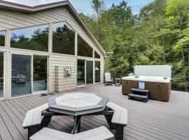 Pennsylvania Cabin Hideaway: Hot Tub & Deck!