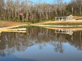Private Cabin on 90 Acres!, hotel di Wright City
