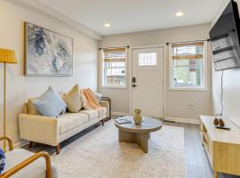 Walkable Baltimore Rowhouse with Fenced-In Patio!, hotel Baltimore-ban