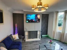 Entire home in Leeds, Free WiFi, 3 Car Parking