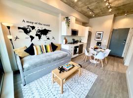 Elegant, Comfy & Sophisticated MetroLux Downtown Suite, hotel v destinaci Calgary