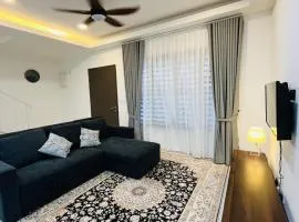 Landed KLIA Netflix, Fully AC&Heater, Kids Pool