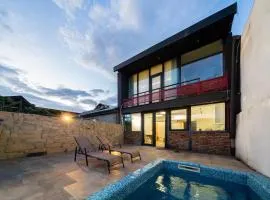 Niabi Villa with pool