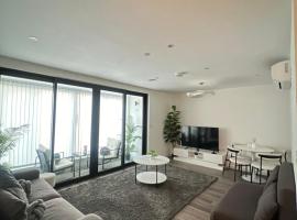 Cozy Luxxe Apartment Brentford, hotel in Brentford