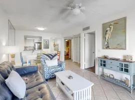 Sunny ground-floor condo w/private patio, W/D, on-site pools, tennis court, BBQ