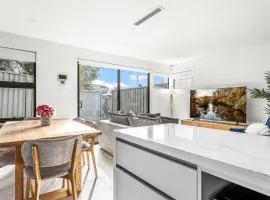 Station & Surf 3BR Wollongong Townhouse