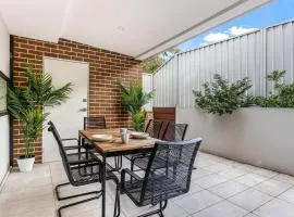 Station & Surf 3BR Wollongong Townhouse