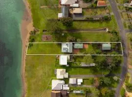 OP Chill Estate - Pet friendly & Waterfront Home - Sleeps 15!