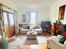 3-Bedroom Blue Mountains Hideaway in Central Katoomba