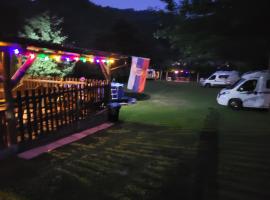 Kamp kućica trokrevetna, кемпінг у місті Crnča