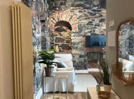 Urban Chic Apartment White, hotel in Como