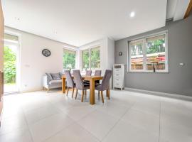 Trawowa Spacious House by BookingHost, hotel in Wrocław