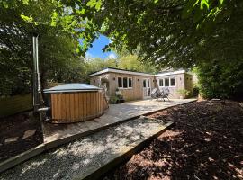 Cornish wooden cabin & wood fired hot tub, hotel with hot tubs in Gwennap