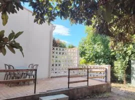 Logement avec terrasse et jardin