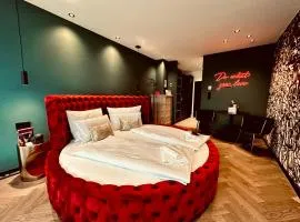 Red Velvet-Romantik Appartement mit Balkon & Flussblick - Das Alpenzeit im Zentrum mit Parkplatz
