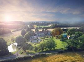Spacious country house in Normandie, hotel v destinaci Moulins-le-Carbonnel