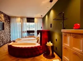 Red Velvet-Romantik Appartement mit Balkon & Flussblick - Das Alpenzeit im Zentrum mit Parkplatz