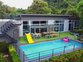 The X10 Nordic Tent and Glamping Pool Villa Khaoyai เขาใหญ่ - SHA Certified, hotel v destinaci Ban Thung Sawang