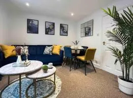 Town Centre Flat with Free Parking - Long Stays Accepted