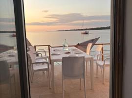 Luxus Haus direkt am Meer bei Novigrad, hotel v mestu Dajla
