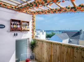 Skyfall - 2 Bedroom Apartment - Milford Haven, hotel in Milford Haven