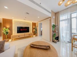 2BR Luxury Apartment in Al Zahia Pool View by BlueCloud holidays, acomoda&ccedil;&atilde;o com cozinha em Sharjah