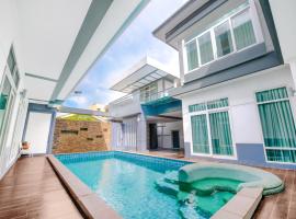 Luxury Pure Modern Pool Villa 5Bed KTV Gym Nr BTS&Central, hotel in Bangkok