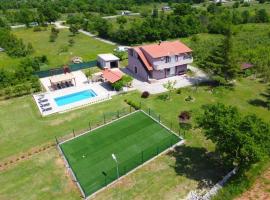 Villa Dola with private pool, hotel in Ercegovci