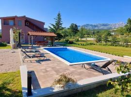 Villa Dola with private pool, hotel i Ercegovci