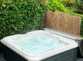 Sentral enebolig på Lura med Jacuzzi!, hotel s vířivkou v destinaci Stavanger