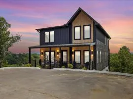 Luxury Cabin W Indoor Pool, Hot Tub & Game Room