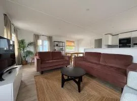 Serenity Lodge, Riverside with Free Parking