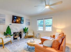 Private Hot Tub and Fenced Yard Sleek Gulfport Home, khách sạn ở St Petersburg