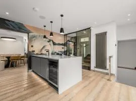 West Didsbury Retreat l Cinema l Sleeps 8