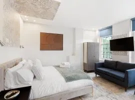Elegant Dockside Studio Harbour & Ship Views
