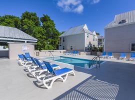 New Casa Caribe by Brightwild- Two-Story Condo Rooftop Pool, hotell Key Westis