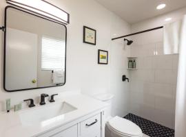 NEW! Villa Positano - Duval Square Condo, Pool, Hot Tub & Parking, hotel v destinaci Key West
