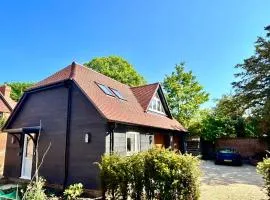 Goring River Retreat with Gym and Wellness Area